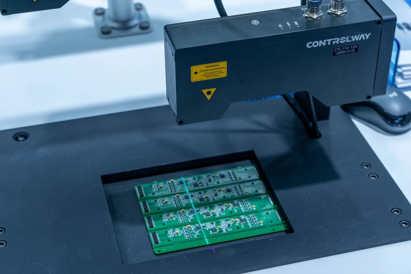Sensor industrial inspeccionando una tarjeta electrónica